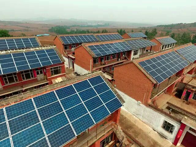 【行业动态】屋顶光伏怎么装才**钱，，，，，，我都给你算好了